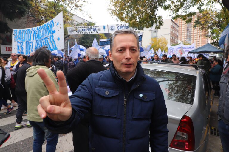 Fernando Gray en la marcha del 1° de mayo mirando a cámara