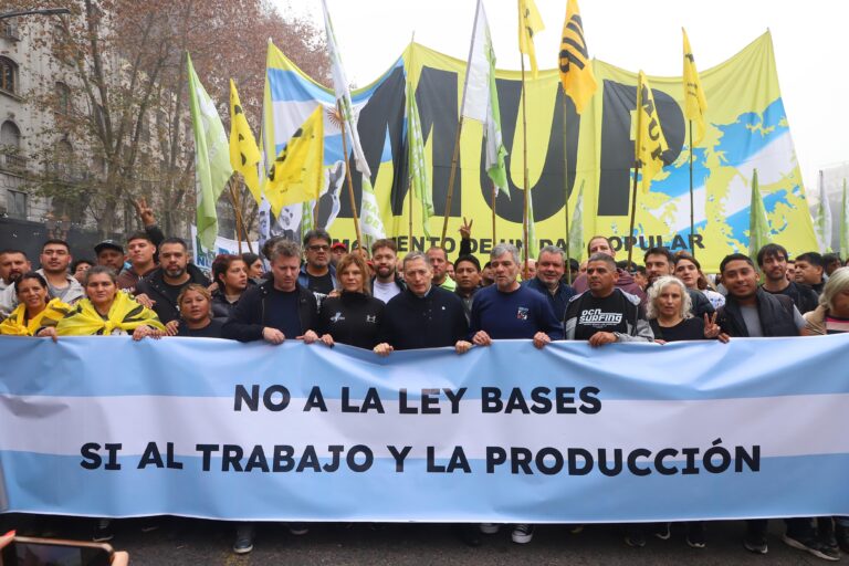 Fernando Gray junto con Juan Zabaleta y Federico Martelli participaron de la marcha contra la Ley Bases en el Congreso de la Nación