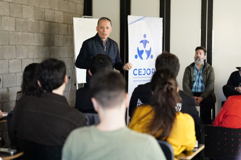 Fernando Gray participó del ciclo de formación del Centro de Jóvenes Políticos