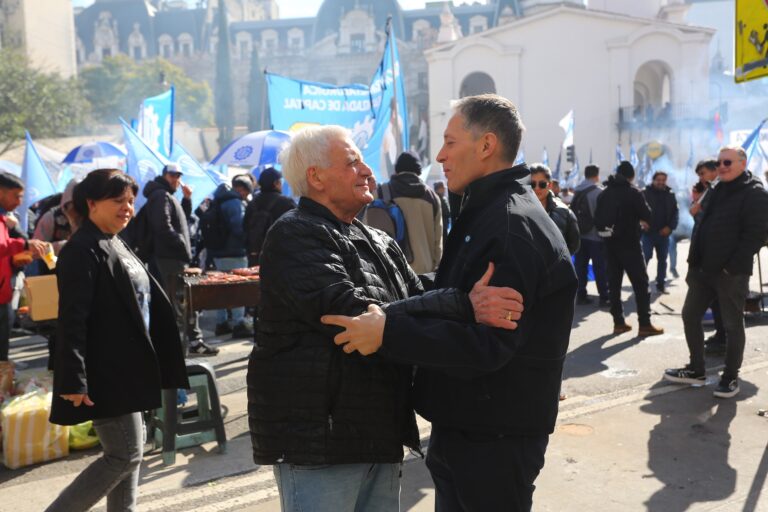 Fernando Gray participó de la movilización de San Cayetano en Plaza de Mayo