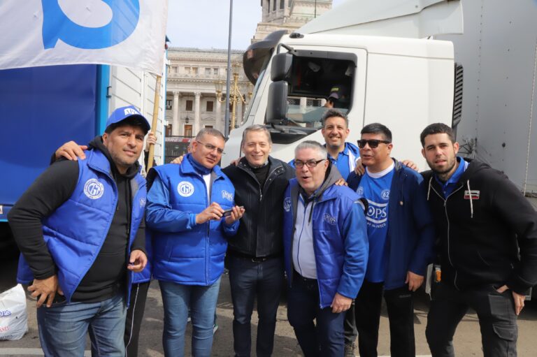 Fernando Gray participó de la movilización al Congreso en rechazo al veto presidencial a la nueva Ley de Movilidad Jubilatoria