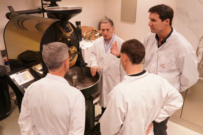Fernando Gray en la planta de Café Cabrales